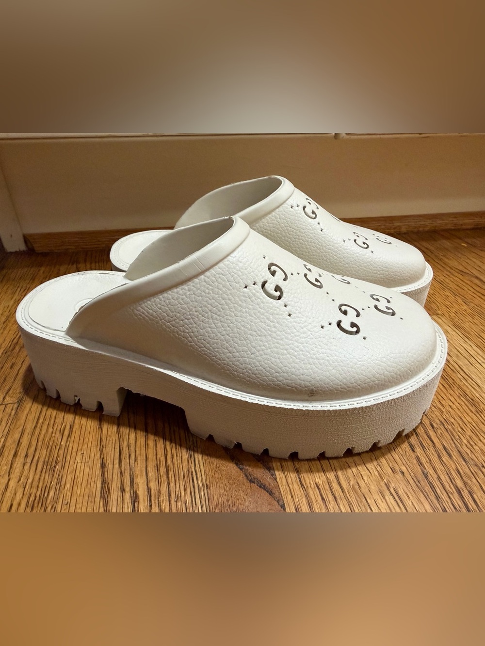Gucci Perforated Cream Colored G Sandals Sz 8